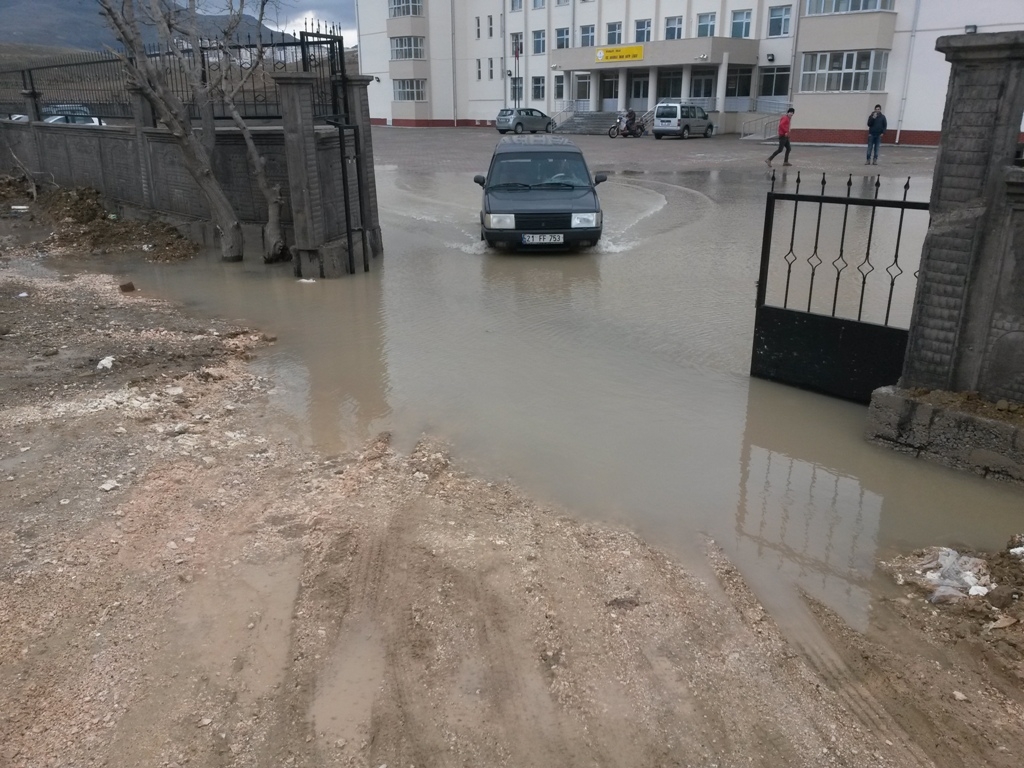 Ergani’de imam hatip lisesini su bastı